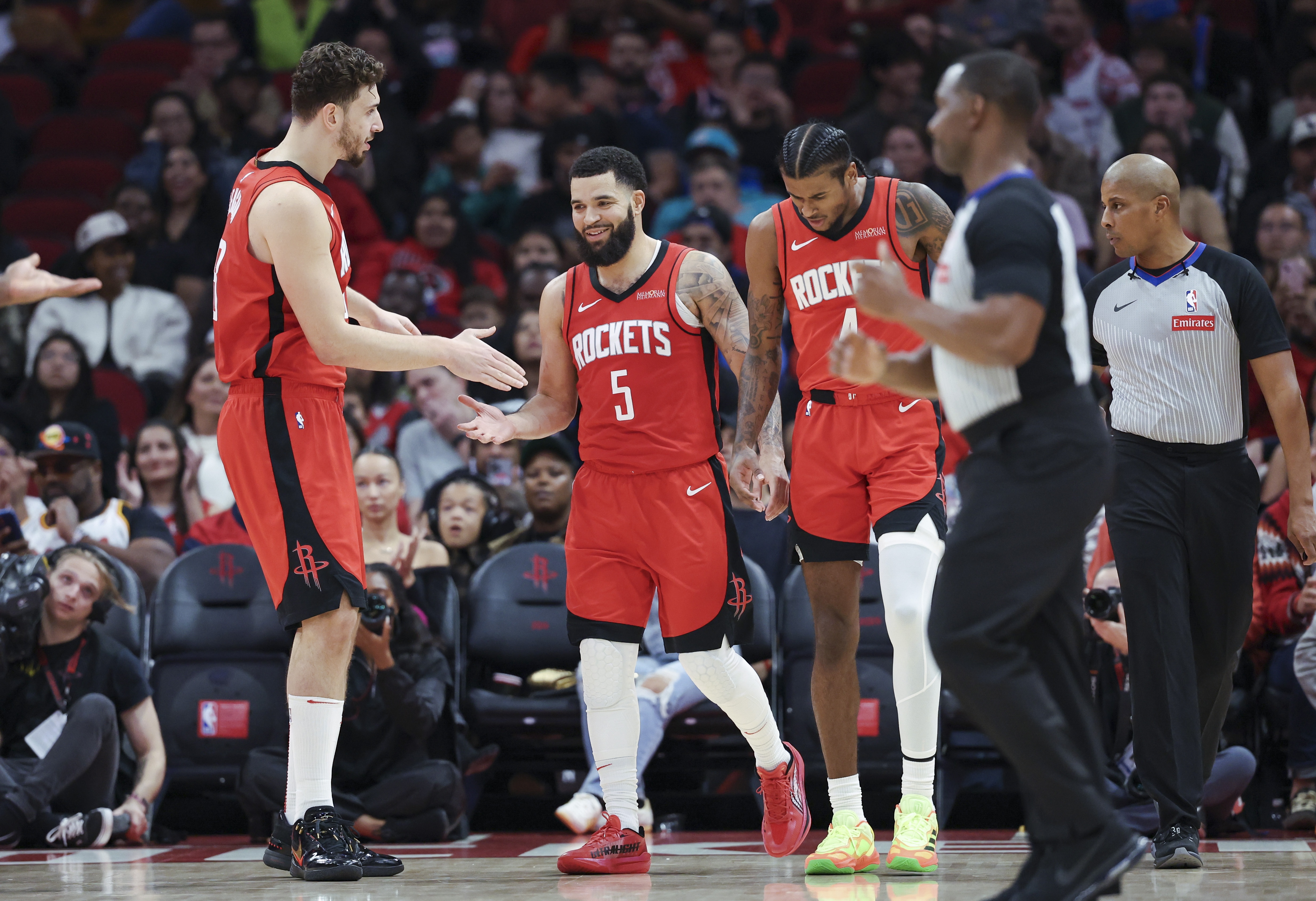 今晚休斯敦火箭调整名单以备NBA常规赛，状态回暖环节打磨，赛场秩序良好，更衣室氛围转暖的简单介绍