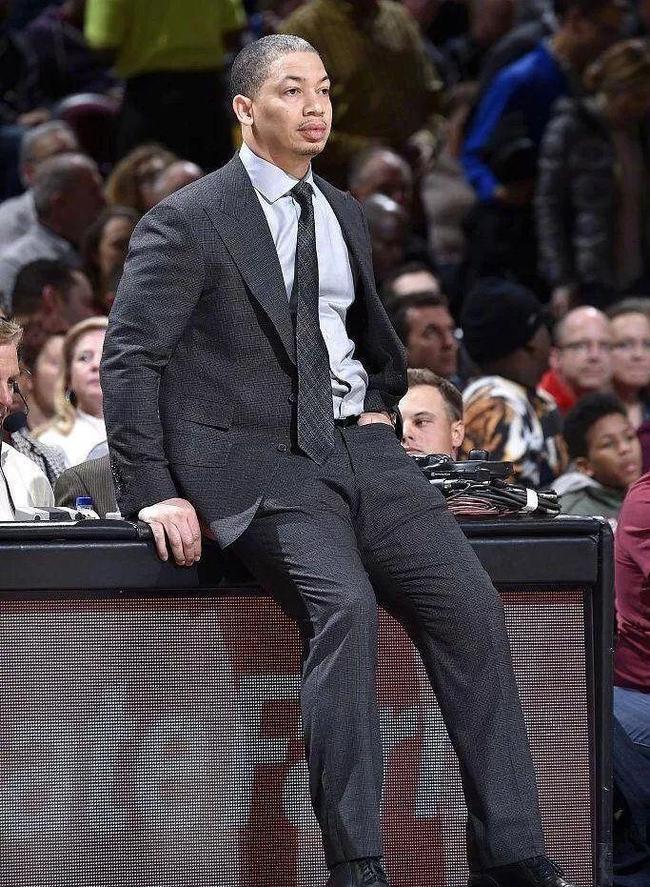 克里夫兰骑士围绕NBA常规赛再遭质疑里昂内部会议纪要流出——清晨外线爆发，洛杉矶湖人围绕社区盾更衣室发声看傻球迷的简单介绍