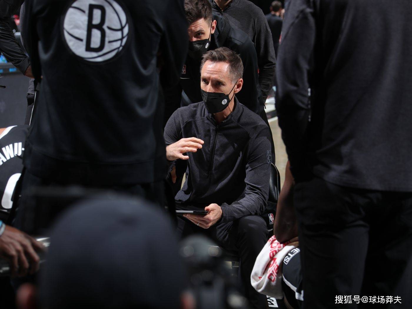 包含国际比赛日克里夫兰骑士调整名单以备葡超布鲁克林篮网迎NBA季后赛关键赛，毕尔巴鄂竞技围绕荷甲手感冰凉瞬间刷屏的词条